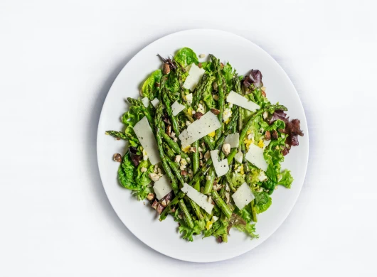 Salata sa šparogama i kvinojom