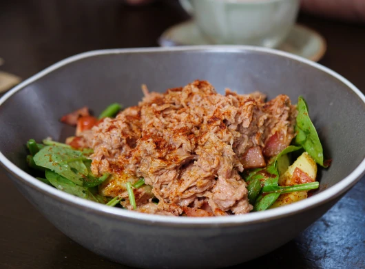 Salata sa tunjevinom i avokadom