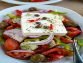 Osvježavajuća salata sa paprikama lukom paradaizom i feta sirom