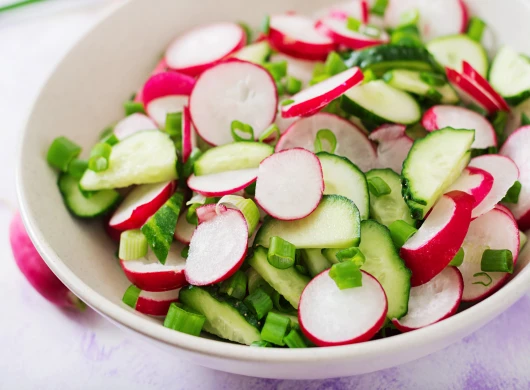 Salata od rotkve krastavaca i mladog luka