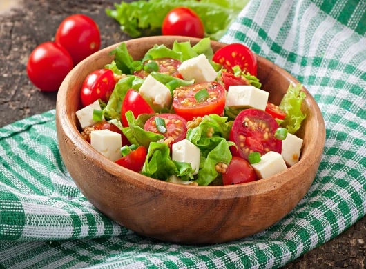 Salata sa paradaizom feta sirom i lukom