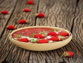 Domaći puding sa jagodama i šlagom