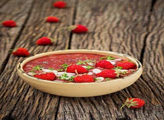 Domaći puding sa jagodama i šlagom