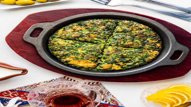 Špinat sa jajima i bijelim lukom