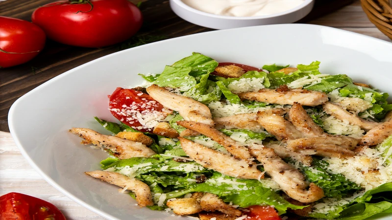 Salata sa piletinom i pečenim paprikama