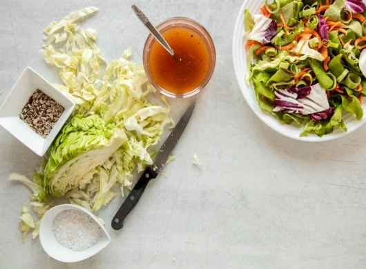 Klasični vinaigrette preljev za salatu