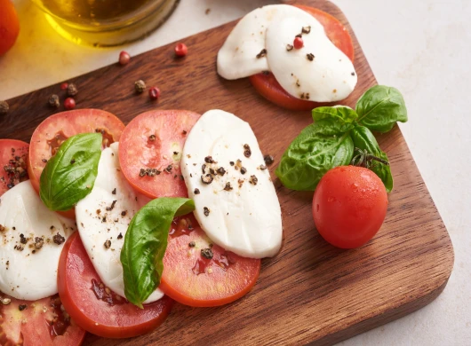 Caprese salata sa paradaizom i mozzarellom