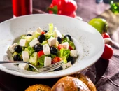 Salata sa avokadom, maslinama, paradaizom i feta sirom