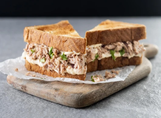 Tuna sendvič sa krem sirom i mladim lukom