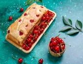 Žuti kolač sa višnjama