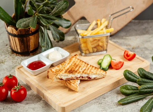 Tost sa sirom, purećom šunkom i paradaizom