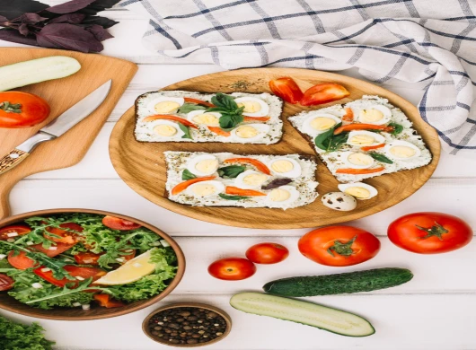 Tost sa feta sirom, jajima, paradaizom i paprikom