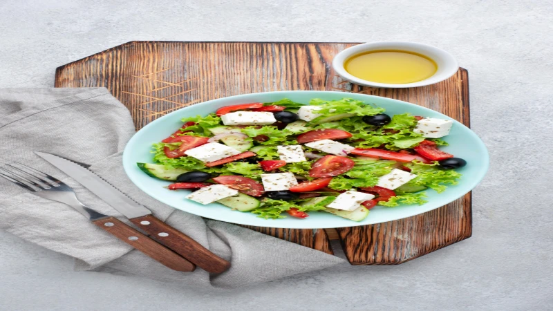 Zelena salata sa feta sirom, paradaizom i maslinama