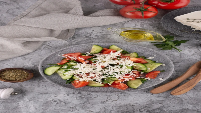 Salata sa paradaizom, krastavcima i mozzarellom