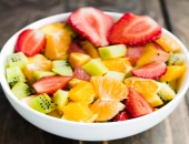 Voćna salata sa jagodama, kivijem, jabukama i narančom