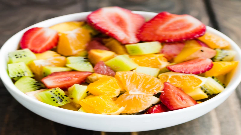 Voćna salata sa jagodama, kivijem, jabukama i narančom