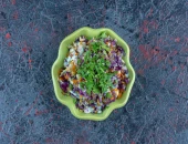 Salata sa ljubičastim kupusom, mrkvom i lukom