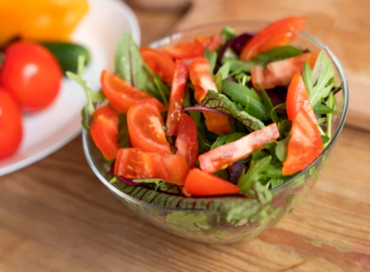 Salata sa paradaizom, rukolom i lukom