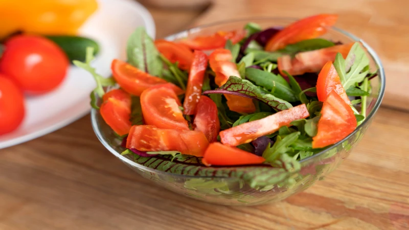 Salata sa paradaizom, rukolom i lukom