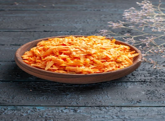 Svježa salata sa mrkvom i limunom