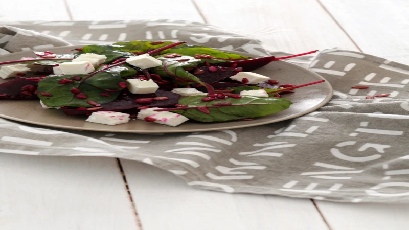 Salata sa cveklom, feta sirom i lukom