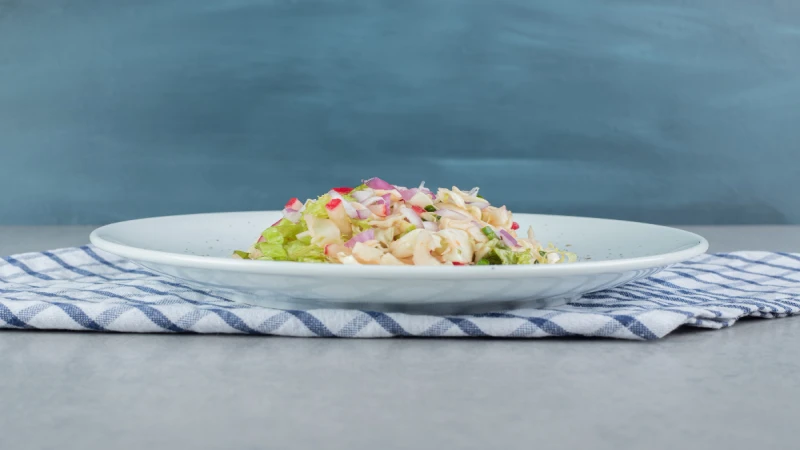 Salata sa rotkvicom, krompirom i lukom