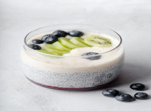 Chia puding sa borovnicama i kivijem