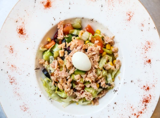 Salata sa tunjevinom, grahom i kukuruzom