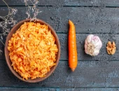 Salata sa mrkvom, bijelim lukom i kiselim vrhnjem