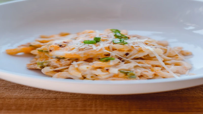 Makaroni sa feta sirom i mozzarellom