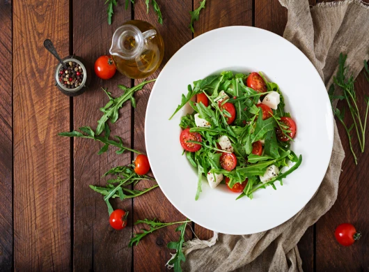Salata sa rukolom, feta sirom i paradaizom