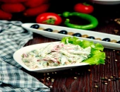 Salata sa krastavcem,  brokulom, paprikom i kiselim vrhnjem