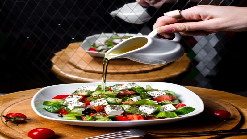 Paradaiz salata sa feta sirom, krastavcem i lukom