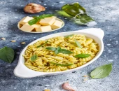 Makaroni sa maslacem i parmezanom