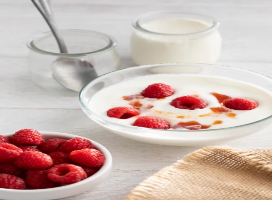 Voćni jogurt sa malinama i sjemenkama lana