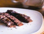 Banana kruh sa čokoladim i kikiriki maslacem