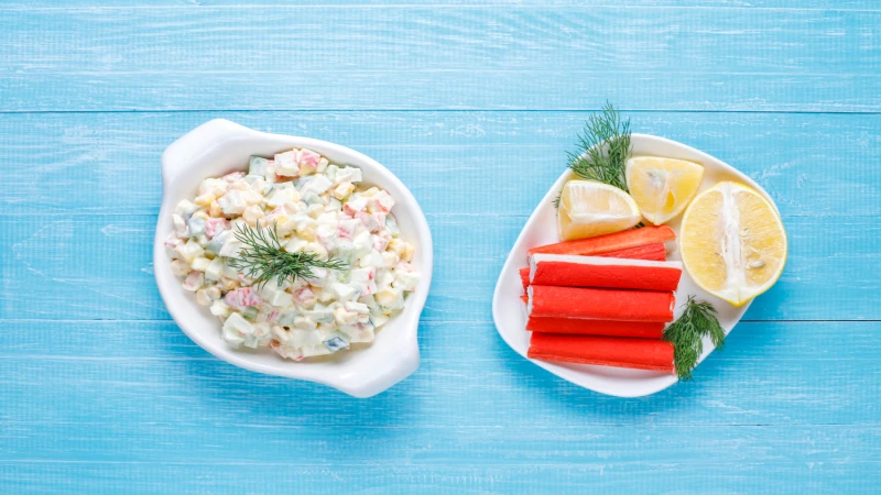 Salata sa surimi štapićima, krastavcima i jogurtom