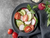 Salata sa rotkvicom, paradaizom i krastavcima