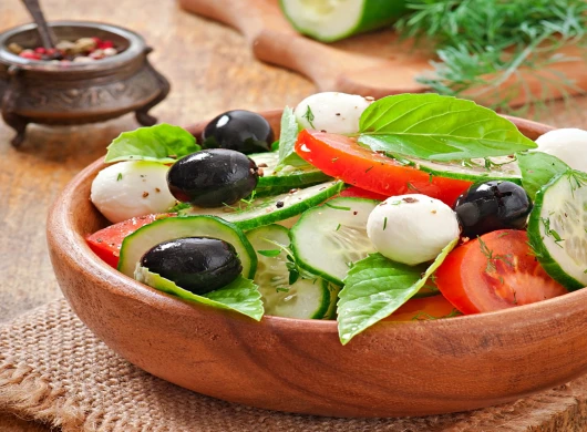 Paradaiz salata sa maslinama, krastavcima i mozzarellom
