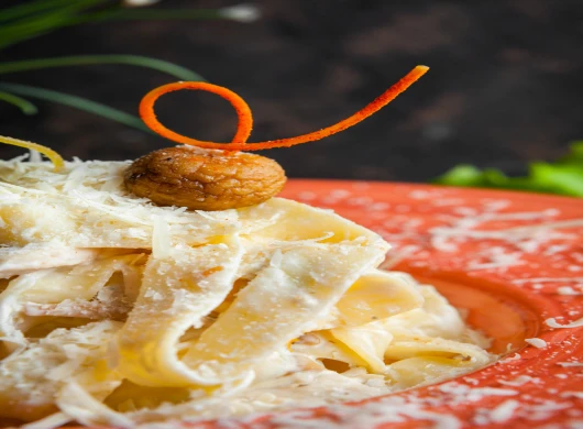 Tjestenina sa parmezanom, vrhnjem i bijelim lukom