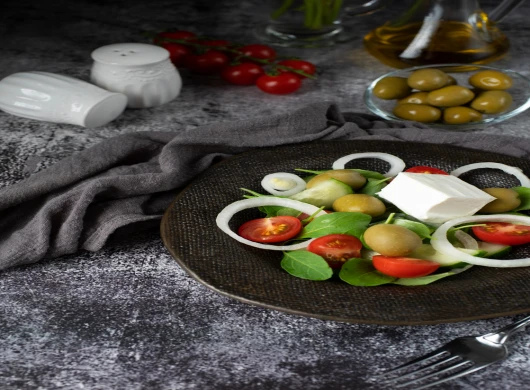 Salata sa maslinama, lukom, paradaizom i feta sirom