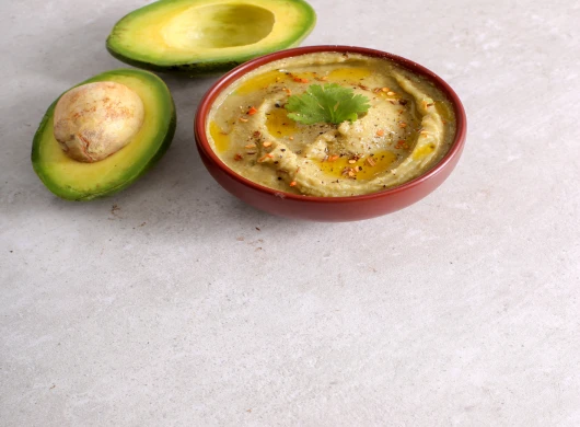 Humus sa avokadom, špinatom i slanutkom