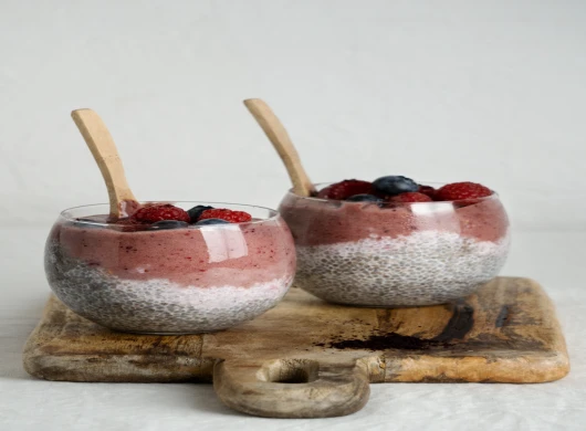 Chia puding sa šumskim voćem i javorovim sirupom