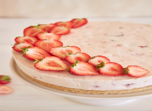 Kremasti cheesecake sa jagodama bez pečenja