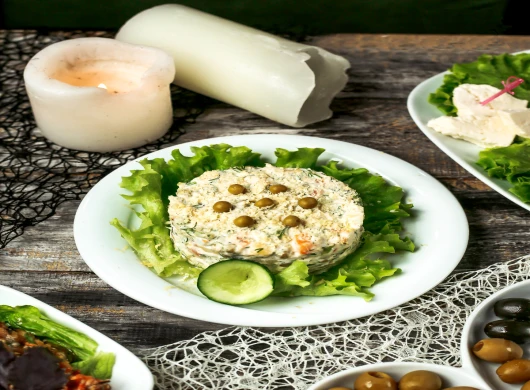 Salata sa slanutkom, krastavcima i grčkim jogurtom