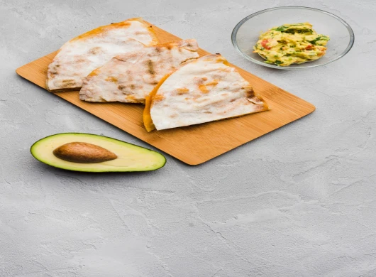 Tortilja sa jajima, avokadom i mozzarellom