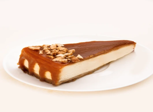 Karemel cheesecake sa lješnjacima
