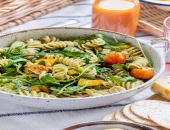 Salata sa makaronama, rukolom, mrkvom i jogurtom