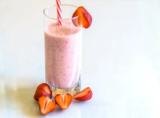 Smoothie sa jabukom, bananom i jagodama