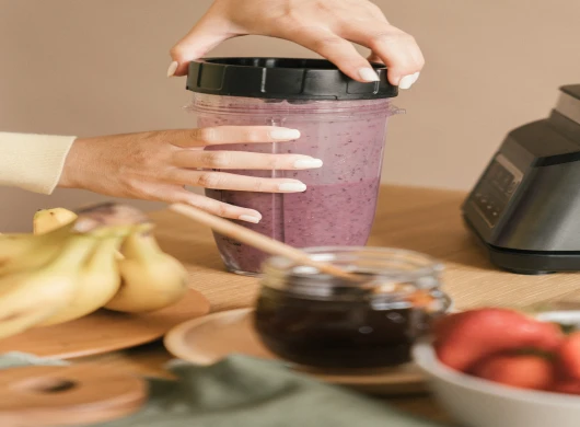 Smoothie od ananasa, borovnica i bademovog mlijeka